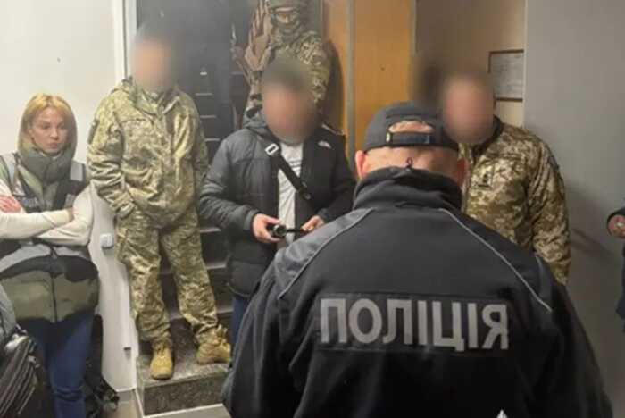«Платний вихід» із ТЦК: у Борисполі затримали посадовця за хабар у 2500 доларів