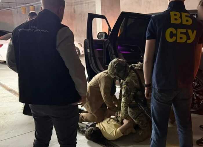 8500 доларів за відстрочку: у Києві затримали офіцера СБУ, який торгував місцями на підприємстві