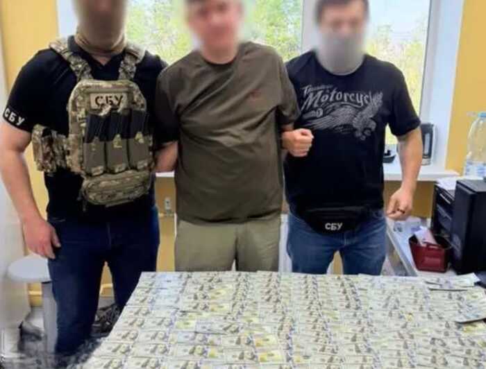 У Києві затримали двох медиків, які вимагали 25 тисяч доларів за оформлення інвалідності