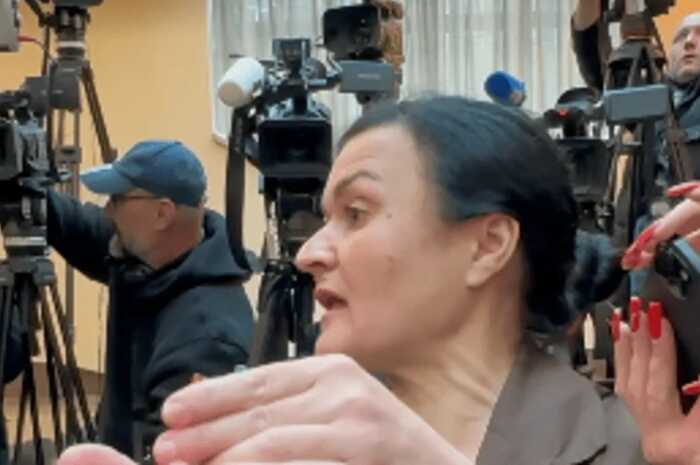 Скандально відома журналістка Ірма Крат принесла на суд над Єрмаком ікону