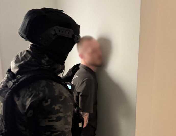 У Києві затримали чоловіка, який вимагав 3500 доларів за переведення військового
