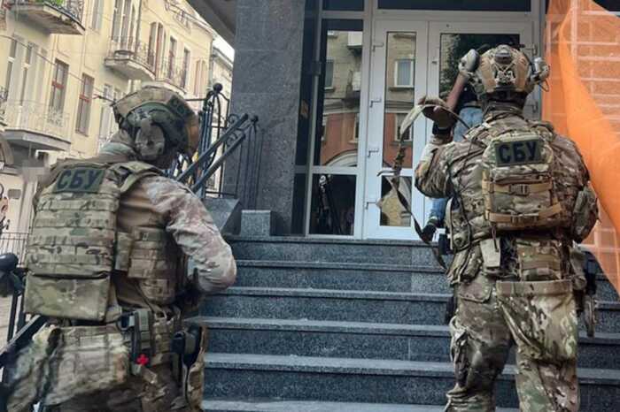 Десятки тисяч доларів щомісяця: керівників трьох обласних поліцій викрили на «кришуванні» мережі порноофісів