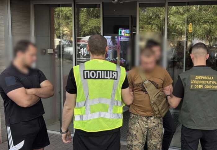 На Дніпропетровщині викрили військових, які вимагали хабар у підлеглого “за спокійну службу”