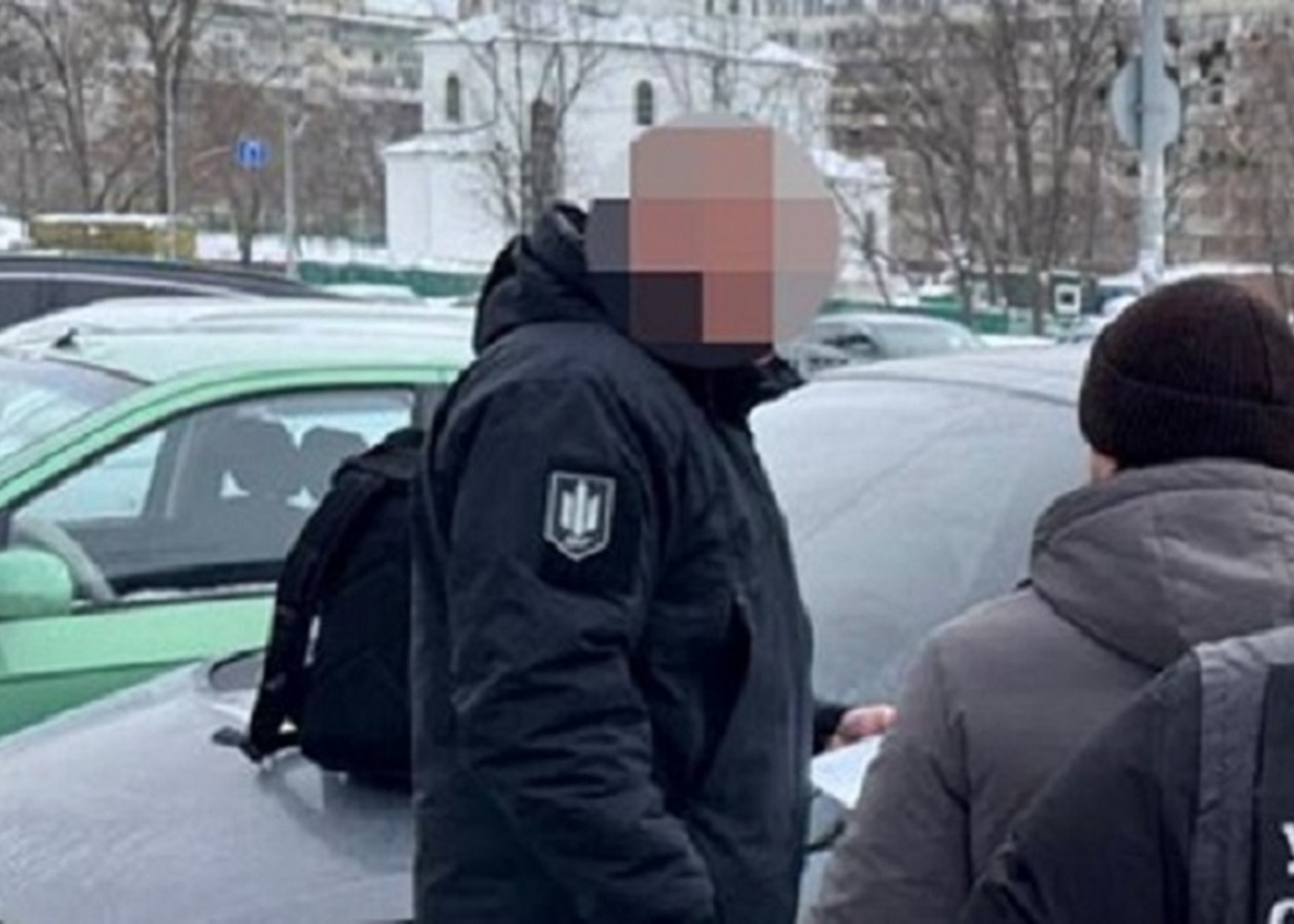 Судитимуть посадовця, який отримав хабар посилкою