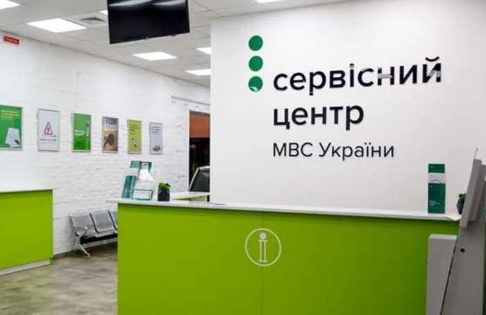 20 мільйонів на елітні авто за рік: родина начальника сервісного центру МВС Геннадія Погорєлова стрімко розбагатіла під час війни
