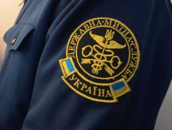 Львівські митники вилучили брендові речі на понад 226 тисяч гривень із міжнародної посилки