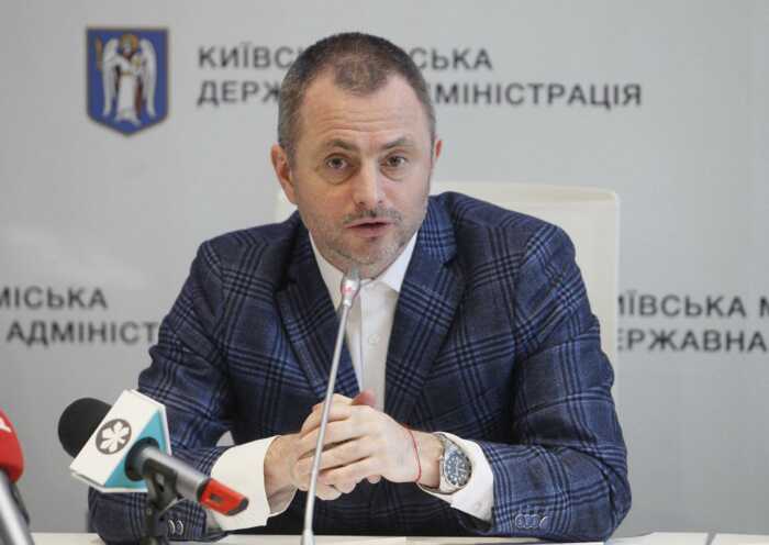 Гуманітарка на подарунки та поліцейські відписки: голова Деснянської РДА Бахматов заблокував майно волонтерів
