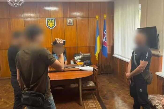 Рубали дрова й клали бруківку: на Буковині керівників колонії підозрюють у трудовій експлуатації засуджених