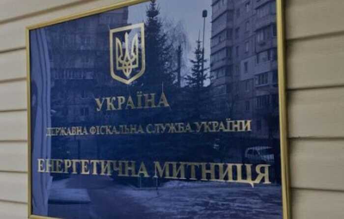 Посадовець Енергетичної митниці Володимир Романенко продав авто майже за 1 мільйон, хоча купував свої BMW у рази дешевше
