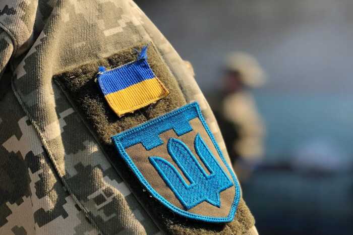 Працівник ТЦК прикував чоловіка до сходів на всю ніч: справу передали до суду