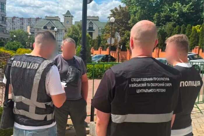 За 26 тисяч доларів обіцяли вивезти військового з фронту й приховати СЗЧ: двох фігурантів затримали