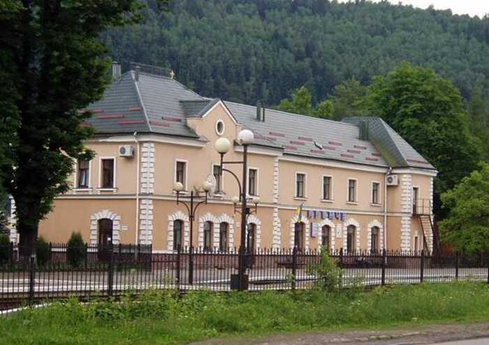 У Яремчі екскерівницю вокзалу оштрафували за фіктивне працевлаштування ухилянта