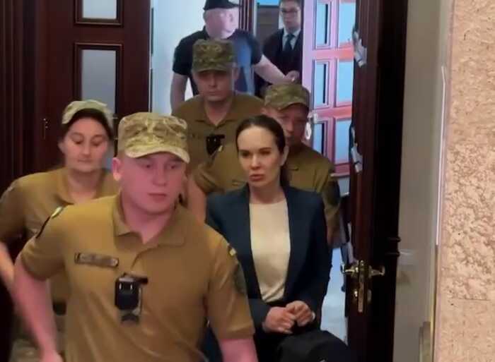 Ірину Мудру у кайданках вивели із зали суду після обрання запобіжного заходу