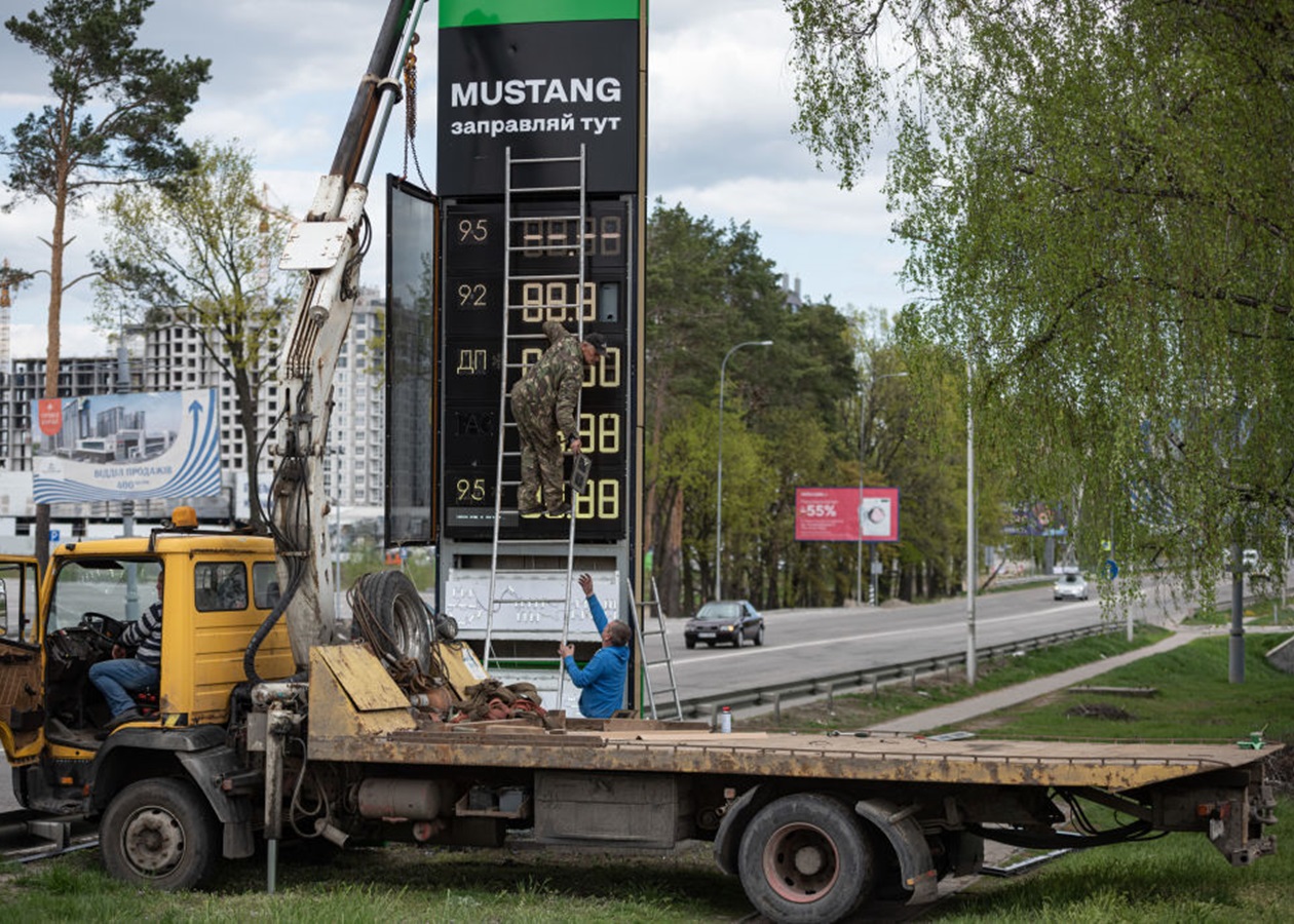 СюжетДефіцит і цінники у 100 грн? Чому дорожчає пальне