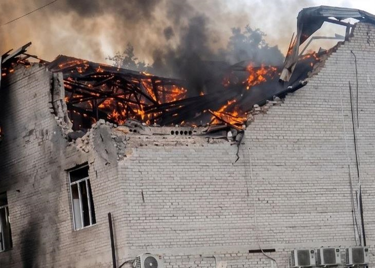 РФ двічі вдарила по бізнес-центру у Лозовій: 10 поранених