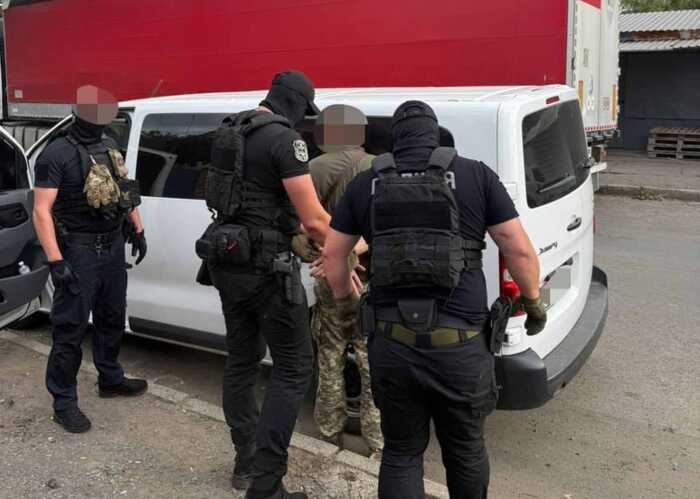 На Закарпатті викрили військового ТЦК на хабарі у 5 тисяч доларів за допомогу ухилянту