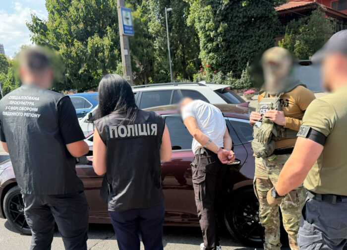 На Одещині затримали двох працівників ТЦК, які вимагали гроші за зняття з розшуку в «Оберезі»