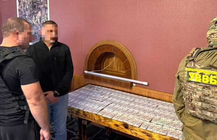 На Харківщині затримали військового ДПСУ під час отримання 15 тисяч доларів за незаконний перетин кордону
