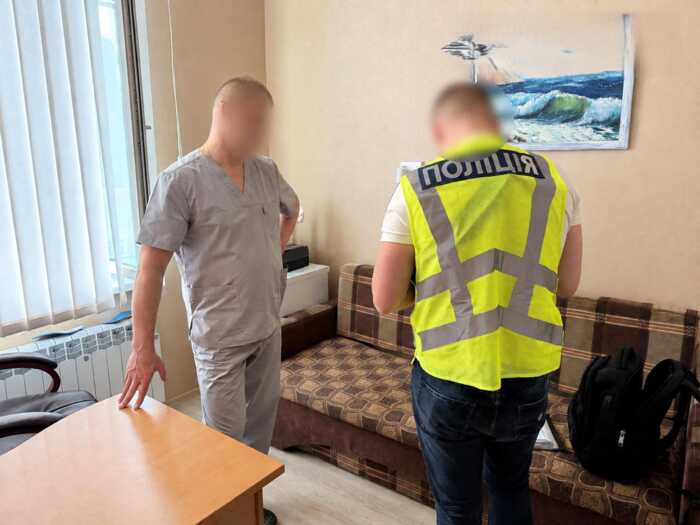 «Відкати» з кожної операції: у Києві викрили керівників медзакладу на систематичних поборах із хірургів