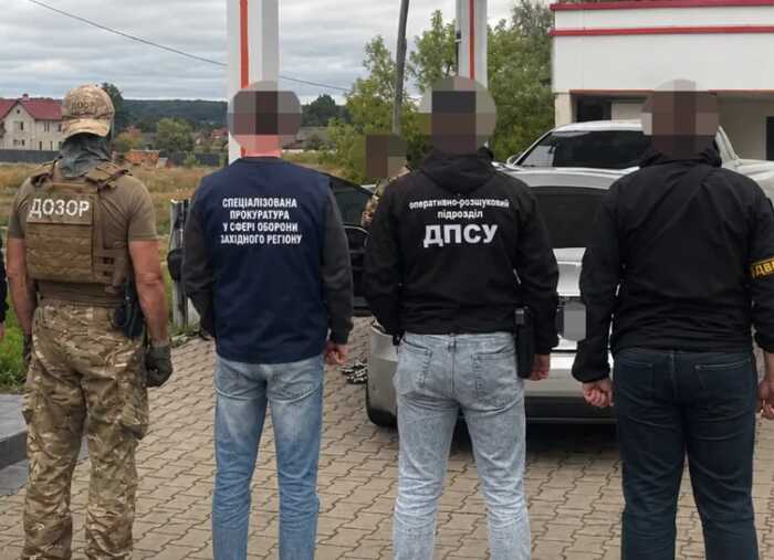 ДБР викрило прикордонника, який за 7 тисяч доларів допомагав чоловікам тікати за кордон