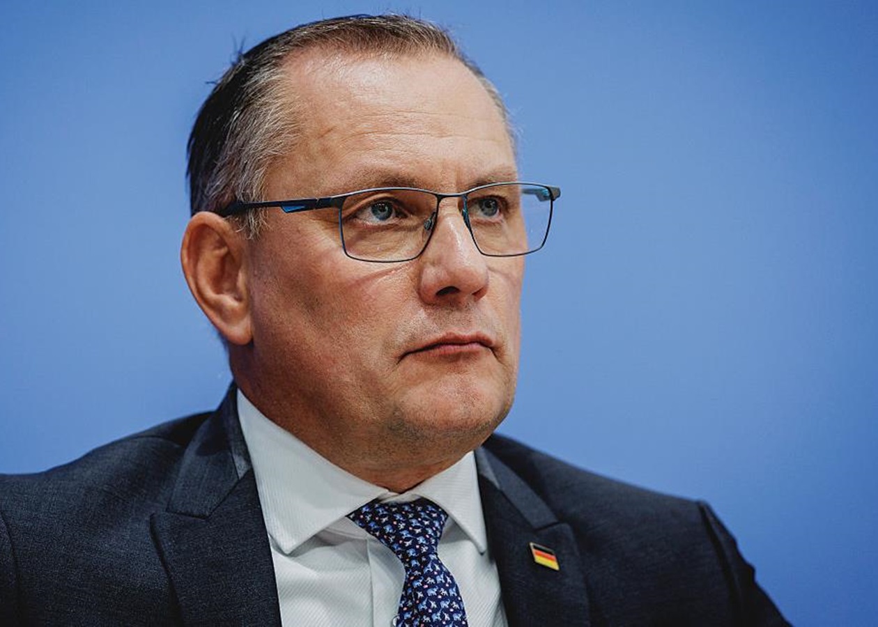 Лідер АдН: Слід зупинити постачання зброї Україні