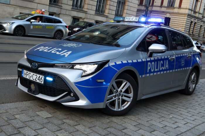 У Польщі чоловік із ножем напав на поліцейських: є поранені