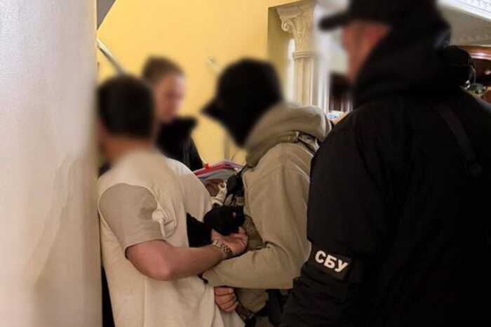 Відстрочка за 25 тисяч доларів: СБУ затримала високопосадовця Держмитслужби