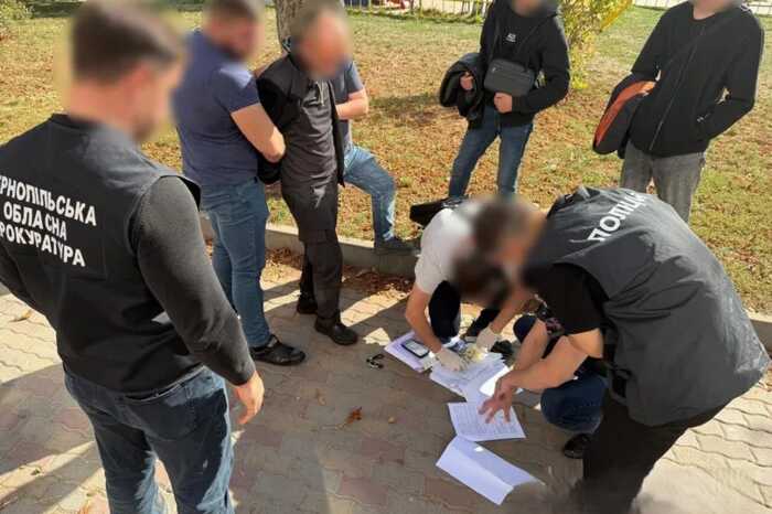 Хабар у шоколадці та квартира за чужий кошт: на Тернопільщині викрили посадовця Укртрансбезпеки