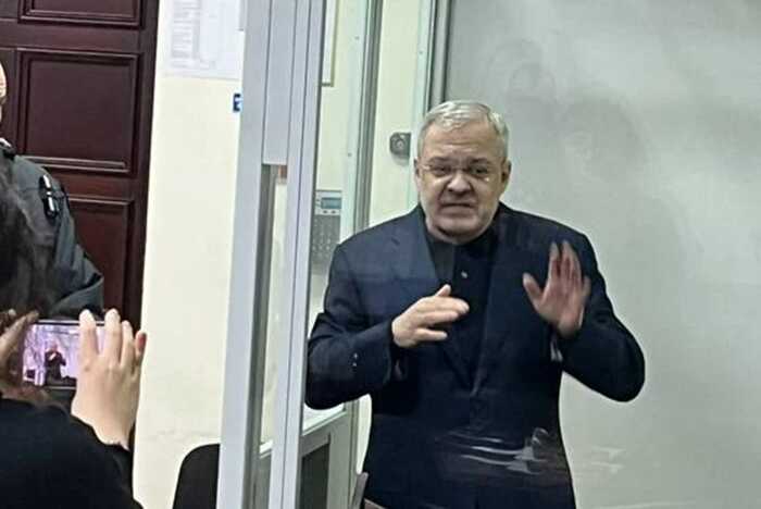 Без виїзду за кордон, але без браслета: суд продовжив обов’язки ексміністра Галущенка