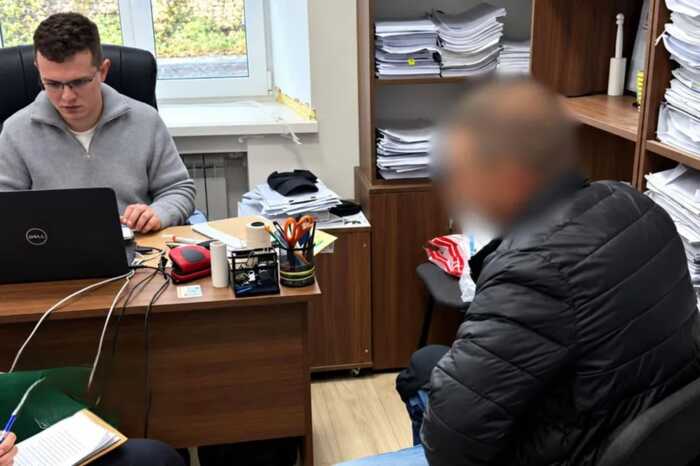 У Києві посадовця підприємства підозрюють у переплаті понад 1,3 мільйона гривень за тротуарну плитку