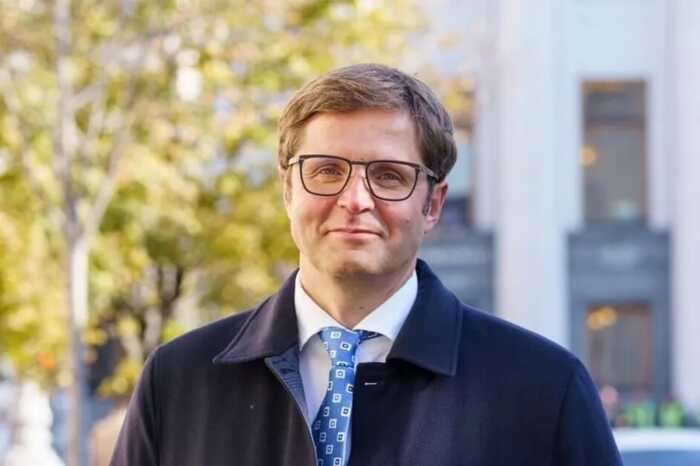 «Від австрійських маєтків до брухту для БМП»: як бізнес-коло Андрія Холодова заробляє на оборонці