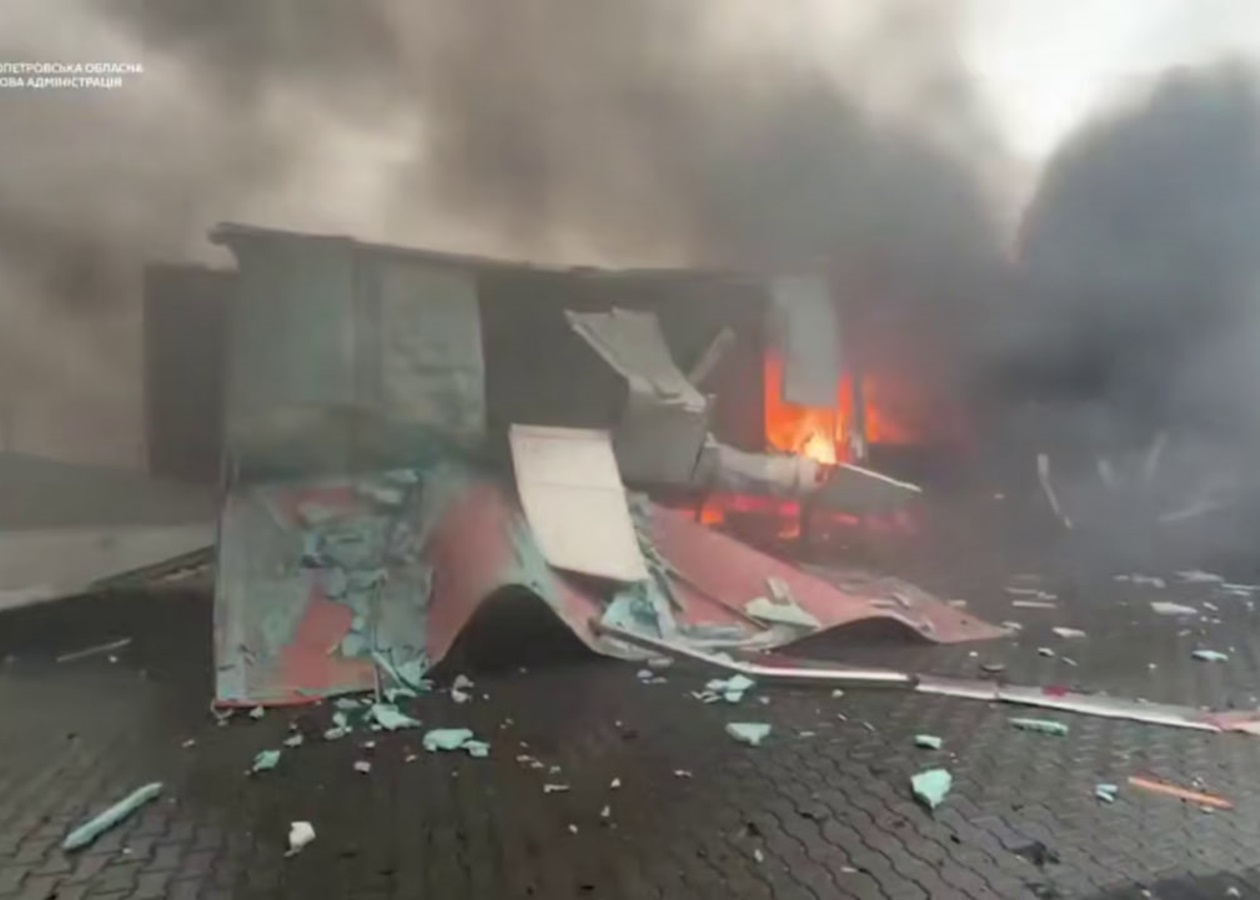 РФ ударила по складах під Дніпром: виникла пожежа
